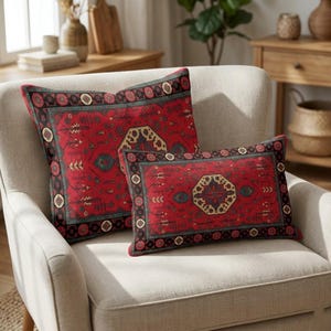 Burgunderfarbener anatolischer Zierkissenbezug mit Used-Look-Oushak-Muster für elegante Sofas, RB-2178