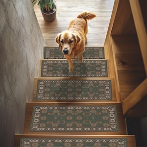 Może przedstawiać: Golden Retriever schodzi po drewnianych schodach z zielono-beżowymi stopniami. Stopnie mają prostokątny wzór z obramowaniem i powtarzającymi się geometrycznymi kształtami. Na szczycie schodów stoi roślina doniczkowa.