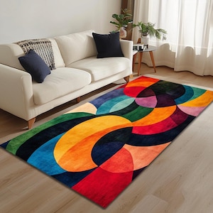 Könnte beinhalten: Ein bunter abstrakter Teppich mit einem geometrischen Muster aus geschwungenen Linien und Formen in Rot-, Orange-, Gelb-, Grün-, Blau- und Violetttönen. Der Teppich liegt auf einem Holzboden vor einem weißen Sofa.