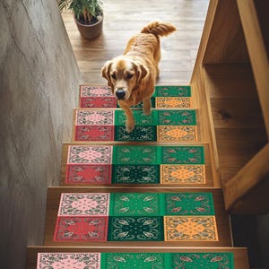 Peut inclure: Un chien Golden Retriever descend un escalier en bois orné de marches décoratives. Les marches présentent un motif cachemire dans des tons de rouge, rose, vert et orange, ajoutant une touche décorative aux marches.