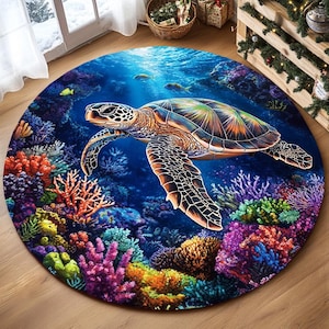Könnte beinhalten: Ein runder Teppich mit einer farbenfrohen Unterwasser-Szene, die eine große Meeresschildkröte zeigt, die über Korallenriffen schwimmt. Die Schildkröte ist braun und hat eine grüne Schale. Die Korallenriffe sind in den Farben Rosa, Lila, Orange und Gelb gehalten.