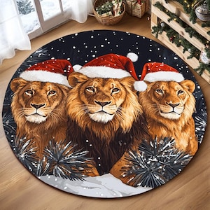 Könnte beinhalten: Drei Löwen, die Weihnachtsmützen tragen, sind auf einem runden Teppich mit schneebedecktem Hintergrund abgebildet. Der Teppich ist schwarz mit weißen Schneeflocken und die Löwen sind braun mit weißen Mähnen.