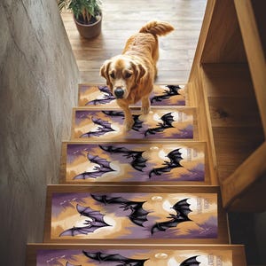 Può includere: Scala in legno con gradini a tema Halloween con pipistrelli, lune e la scritta "Halloween Nights". Un cane golden retriever scende le scale. I gradini hanno una combinazione di colori viola, arancione e giallo.
