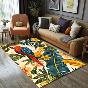 Puede incluir: Una alfombra de área de temática tropical con un fondo blanco que presenta un loro colorido, hojas verdes y flores amarillas.