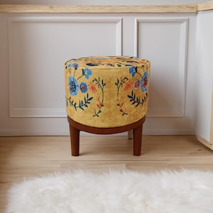 ネオンカラーのスツール、ピンキーフットレスト、女の子の部屋用プーフ