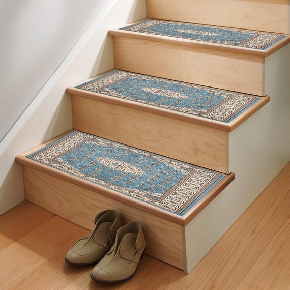 Elegante himmelblaue Treppenstufen verleihen den Holztreppen im Innenbereich eine luftige Note, RB-1988