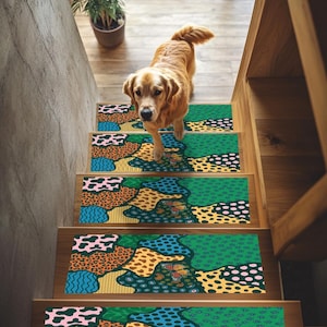 Può includere: Scala in legno con gradini decorati con motivi astratti colorati. Un cane golden retriever scende le scale. I gradini presentano un mix di motivi tra cui pois, vortici e motivi a farfalla.