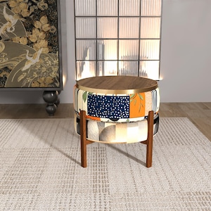 Otomana reversible con estampado botánico / Mesa auxiliar de madera con diseño abstracto artístico RB 11/04