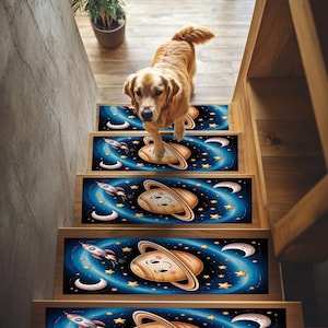 Puede incluir: Peldaños de escalera con temática espacial. Cada peldaño presenta un fondo azul con un planeta sonriente, cohetes, estrellas y lunas crecientes. Un perro golden retriever baja las escaleras.