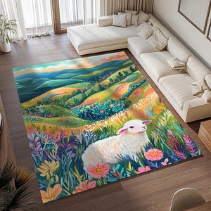 Puede incluir: Una colorida alfombra con una escena pastoral con colinas, flores silvestres y una oveja blanca. El diseño de la alfombra incorpora tonos de verde, amarillo, rosa y azul, creando una estética vibrante. Esta alfombra es un revestimiento decorativo para el suelo.