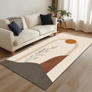 Könnte beinhalten: Ein abstrakter Teppich in Beige und Braun mit einer stilisierten Pflanze und einem Kreisdesign. Der Teppich hat einen cremefarbenen Hintergrund mit einem abstrakten Design in Braun und Beige.