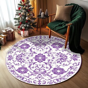Könnte beinhalten: Ein runder, weißer und lilafarbener Teppich mit floralem Muster und einem zarten Design. Der Teppich hat einen weißen Hintergrund mit lilafarbenen Blumenmustern.