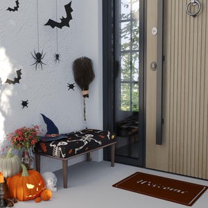 Puede incluir: Una entrada temática de Halloween con un banco con estampado de esqueleto, un sombrero de bruja y calabazas. Las decoraciones incluyen murciélagos, arañas y una escoba. Una alfombra de bienvenida y una puerta de madera completan la escena festiva.