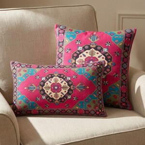 Kissenbezug im türkischen Kelim-Stil in leuchtendem Pink mit aufwendigen Blumenmustern für maximalistisches Dekor, RB-2179