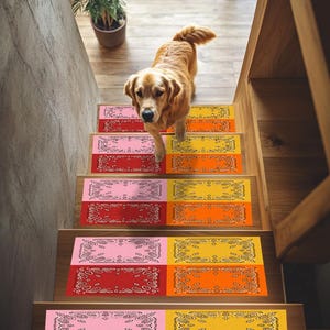 Könnte beinhalten: Ein Golden Retriever-Hund geht eine Holztreppe hinunter, die mit farbenfrohen Treppenläufern verziert ist. Die Läufer weisen ein Bandana-Design in Rot, Rosa, Gelb und Orange auf und verleihen den Stufen eine dekorative Note.