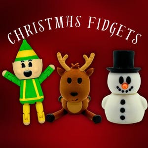 Puede incluir: Juguetes fidget con temática navideña, que incluyen un elfo, un reno y un muñeco de nieve, sobre un fondo rojo. El elfo es verde y amarillo, el reno es marrón y el muñeco de nieve es blanco con un sombrero de copa negro. El texto "CHRISTMAS FIDGETS" está en la parte superior.