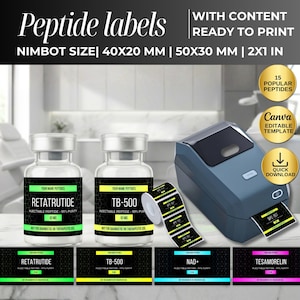 Op de afbeelding: Peptide labels met de tekst "WITH CONTENT READY TO PRINT". De afbeelding toont twee flesjes met het label "RETATRUTIDE" en "TB-500", een labelprinter en voorbeelden van labels. De labels zijn 40x20 mm, 50x30 mm en 2x1 inch groot.