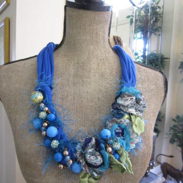 Stoff Boho Halskette, Shabby Chic, moderne Halskette, blau strukturierte Halskette, Multi-Strang-Halskette.