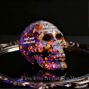 Calavera de yooperlita natural personalizada de 5 cm, cristal fluorescente tallado a mano, piedra de yooperlita que brilla bajo los rayos UV, adorno de cristal, estatua de calavera imagen 1
