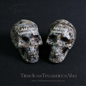 Calavera de yooperlita natural personalizada de 5 cm, cristal fluorescente tallado a mano, piedra de yooperlita que brilla bajo los rayos UV, adorno de cristal, estatua de calavera imagen 4
