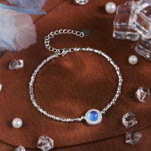 Blau Kristall Aquamarin Charm Silber Kettenarmband | Heilende Kristall Edelstein Schutz Angst Relief Armband | Zierliches, atemberaubendes Armband