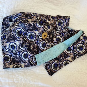Blue geometric pattern tie-back scrub cap