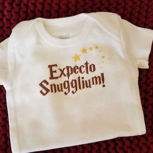 Erwartetes Snugglium Baby Body (Größen Neugeborene bis 24 Monate)