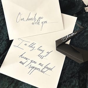 お悔やみの手書きカード // 葬儀追悼手作りファンシークラシック筆記体カードとエレガントな折り紙の白鳥