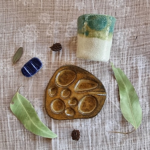 May include: A handmade wooden sign displaying the word "Welcome" in a handwritten font. The sign is painted white with a distressed effect, and a small green leaf is affixed to the top. Ideal for home decoration.