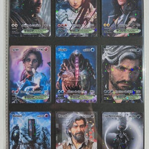 Peut inclure: Neuf cartes à collectionner dans un classeur. Chaque carte présente un portrait de personnage avec un nom et des statistiques. Les cartes ont des accents holographiques et du texte en français, avec des noms comme Gustave, Maelle et Lune. Disposition en grille 3x3.