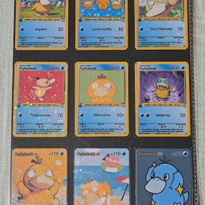 Könnte beinhalten: Eine Sammlung von neun Psyduck-Sammelkarten, die in einem drei-mal-drei Raster in einer Kunststoff-Schutzhülle angeordnet sind. Jede Karte zeigt einzigartige Illustrationen der gelben Figur mit blauen Rändern, Texten und holografischen Details.