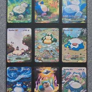 Op de afbeelding: Negen verzamelkaarten met het personage Ronflex. Elke kaart heeft een unieke illustratie van Ronflex in verschillende poses en omgevingen. De kaarten hebben verschillende HP-waarden en aanvalsbeschrijvingen. De kaarten worden weergegeven in een beschermende binder.
