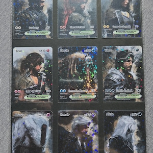 Peut inclure: Neuf cartes à collectionner avec des portraits de personnages, dont Gustave, Maelle et Lune. Chaque carte a un design unique, avec différents niveaux de puissance et capacités spéciales. Les cartes sont présentées dans une feuille de protection.