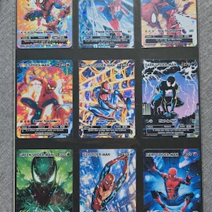 Op de afbeelding: Negen Spider-Man ruilkaarten in een beschermhoes. Elke kaart toont een ander Spider-Man-ontwerp met verschillende kleuren en poses. De kaarten hebben tekst in het Frans, inclusief karakternamen en aanvalsomschrijvingen.