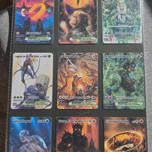Puede incluir: Nueve cartas coleccionables con temática de fantasía, cada una con una ilustración única y texto en francés. Las cartas muestran personajes y escenas, con títulos como "Frodon le Courz eux" y "L'Anneau Unique".