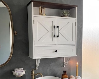 Botiquín de baño de madera con cajón, puertas estilo granero y estante ajustable.