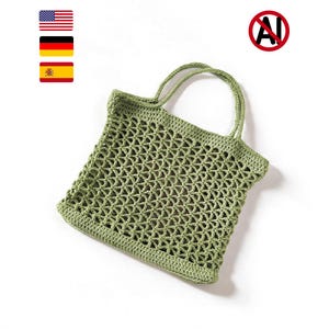 Könnte beinhalten: Eine salbeigrüne Häkeltasche mit einem durchbrochenen, sternartigen Muster über den gesamten Körper, einem festen, verstärkten Boden und zwei passenden gehäkelten Henkeln. Die Tasche ist aus Garn mit einem sichtbaren, strukturierten Maschenbild gefertigt.