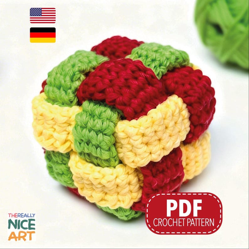 Op de afbeelding: Een gehaakte bal in een geweven patroon, met rode, groene en gele secties. De afbeelding bevat de tekst "PDF CROCHET PATTERN" in een rode cirkel. Het logo "THEREALLY NICE ART" is ook zichtbaar.