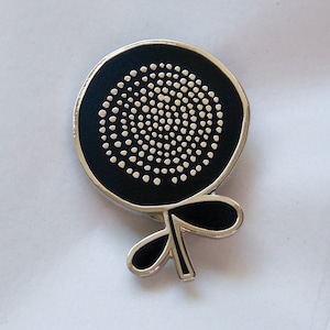 Broche de esmalte con una sola flor (negro y níquel)