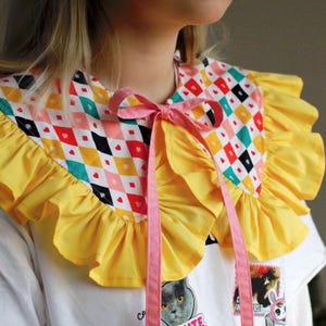 Gola com babados amarelo-rosa brilhante, coleção de cartas de baralho