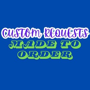 Może przedstawiać: Fioletowy tekst na białym tle brzmi "Custom Requests Made To Order" w stylizowanym kroju pisma. Tekst jest obwiedziony białym kolorem i ma efekt cienia.