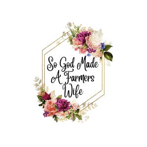 Puede incluir: Un diseño floral con el texto "So God Made A Farmers Wife" dentro de un marco geométrico dorado. El diseño presenta una variedad de flores en tonos de rosa, morado y blanco, con follaje verde, sobre un fondo blanco.