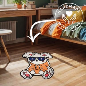Dywan z wełny Cool Bunny – ręcznie robiony dywan 100% wełny | Uroczy, kreskówkowy dekor z królikiem | 87 x 79 cm | Unikatowa, ręcznie robiona sztuka podłogowa