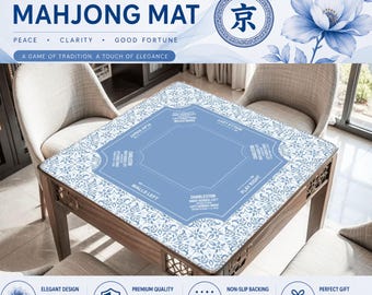 Könnte beinhalten: Ein blauer Mahjong-Matte mit floralem Muster, auf einem Holztisch. Auf der Matte steht der Text "Calm Blue Breeze Mahjong Mat". Die Matte hat einen zentralen Spielbereich und beschriftete Abschnitte.