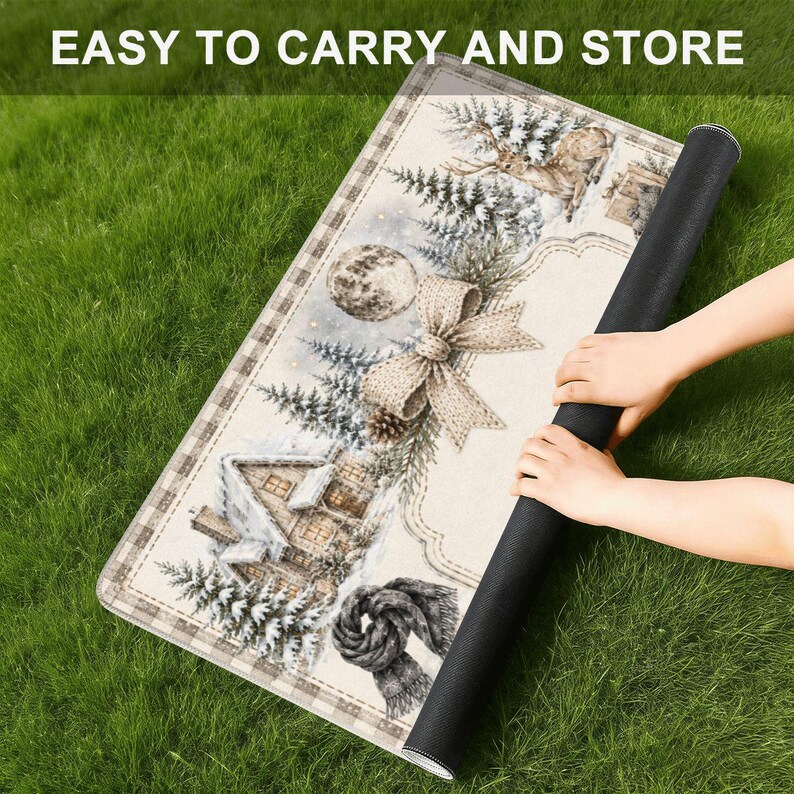 K&ouml;nnte beinhalten: Eine rechteckige Matte mit einer Winterszene, die eine verschneite H&uuml;tte, einen Hirsch, Tannenb&auml;ume, einen Mond und eine Schleife im Jute-Look zeigt. Die Matte hat einen beigen Karorand und den Text EASY TO CARRY AND STORE. Die Unterseite ist schwarz.