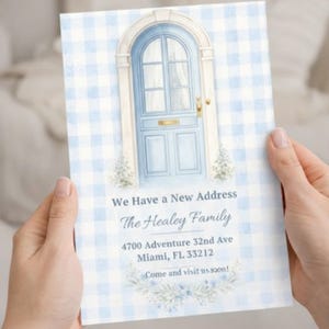 Puede incluir: Tarjeta a cuadros azules y blancos con una ilustración en acuarela de una puerta azul. La tarjeta muestra el texto "We Have a New Address", el apellido, la dirección y una invitación a visitar.