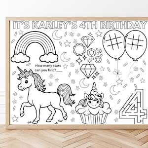 Puede incluir: Una página para colorear en blanco y negro con un unicornio, un arcoíris, globos y el texto "IT'S KARLEY'S 4TH BIRTHDAY". Incluye una magdalena, estrellas, diamantes y un laberinto con forma del número 4. Una actividad divertida para el cumpleaños de un niño.