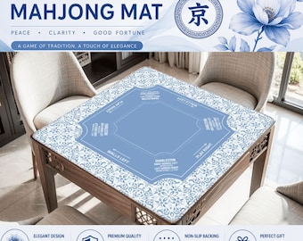 Może przedstawiać: Niebieska mata do gry w Mahjonga z kwiatowym wzorem, z tekstem "Calm Blue Breeze Mahjong Mat". Mata leży na drewnianym stole. Mata ma centralny obszar gry i tekst wskazujący na rozgrywkę.