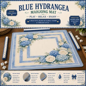 Op de afbeelding: Blauwe hortensia mahjongmat met een bloemenontwerp. De mat heeft blauwe hortensia's en witte rozen. De tekst op de mat zegt "Speel, Ontspan, Geniet" en "Een mooie mix van bloemencharme en tijdloze stijl."
