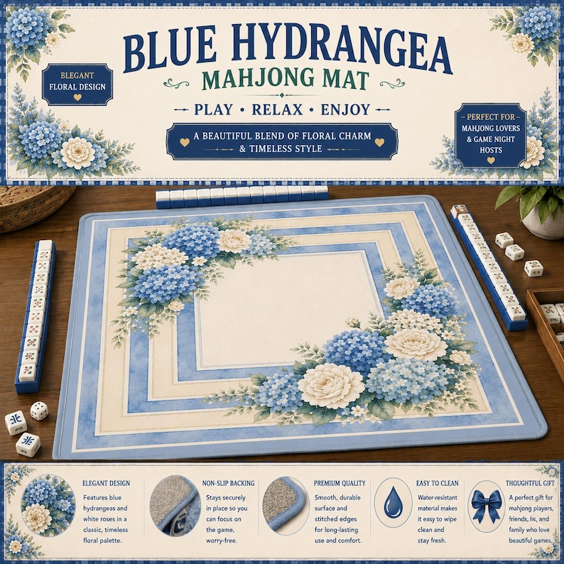 Op de afbeelding: Blauwe hortensia mahjongmat met een bloemenontwerp. De mat heeft blauwe hortensia's en witte rozen. De tekst op de mat zegt "Speel, Ontspan, Geniet" en "Een mooie mix van bloemencharme en tijdloze stijl."